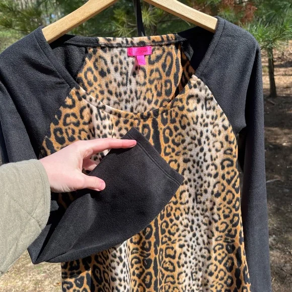 Betsey Johnson Fleece Leopard Print Top Sweater Size M Boho Glam Girly - Picture 9 of 11